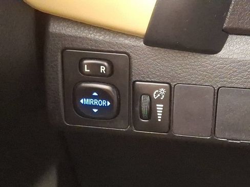 Used 2018 Toyota Corolla LE FWD image 23