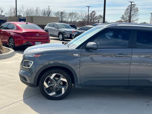 Used 2021 Hyundai Venue SEL w/ Premium Package image 7