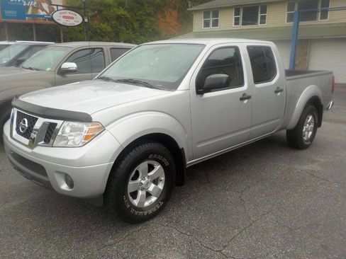 Used 2012 Nissan Frontier SV image 2