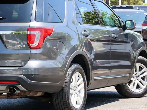Used 2018 Ford Explorer XLT w/ Equipment Group 202A AWD/4WD image 9