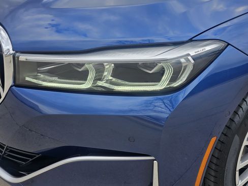 Used 2022 BMW 740i w/ Premium Package image 7