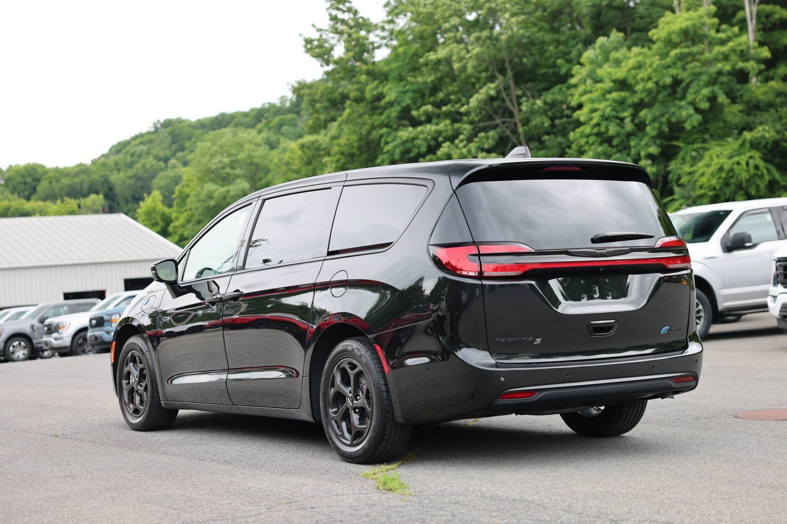 Used 2024 Chrysler Pacifica Limited FWD image 7