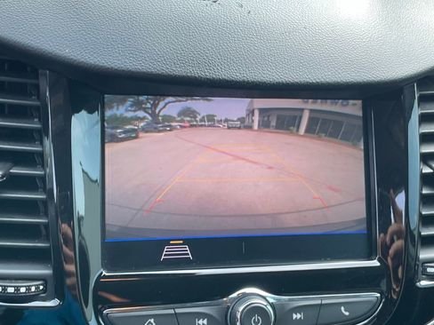 Used 2022 Chevrolet Trax LT w/ LT Convenience Package FWD image 18