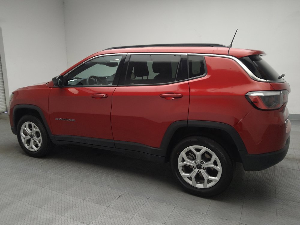 Used 2025 Jeep Compass Latitude w/ Sun & Sound Group AWD/4WD image 3