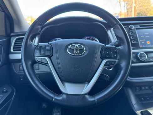 Used 2017 Toyota Highlander SE image 16