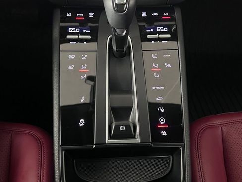 Certified 2023 Porsche Macan Turbo AWD/4WD image 36