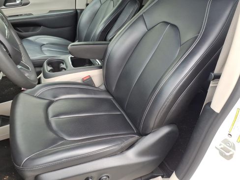 Used 2023 Chrysler Pacifica Touring-L FWD image 9