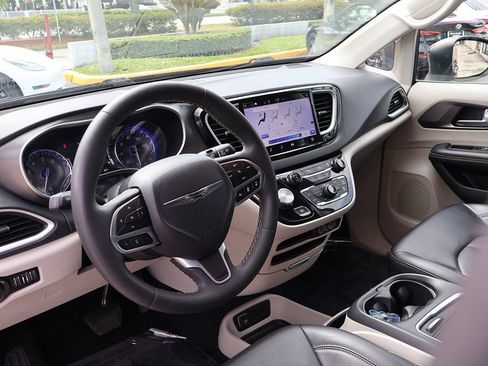 Used 2023 Chrysler Pacifica Touring-L FWD image 23