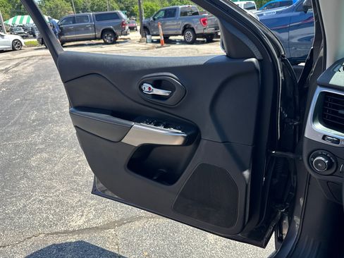 Used 2020 Jeep Cherokee Latitude Plus AWD/4WD image 16