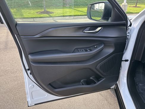 Used 2025 Jeep Grand Cherokee L Laredo image 14