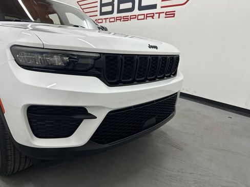Used 2024 Jeep Grand Cherokee Altitude AWD/4WD image 2