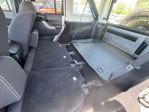 Used 2015 Jeep Wrangler Unlimited Rubicon w/ Connectivity Group AWD/4WD image 16