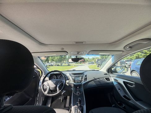 Used 2015 Hyundai Elantra SE w/ Option Group 03 FWD image 12
