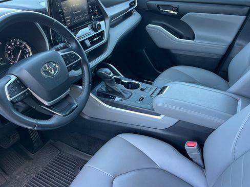 Used 2022 Toyota Highlander XLE FWD image 9
