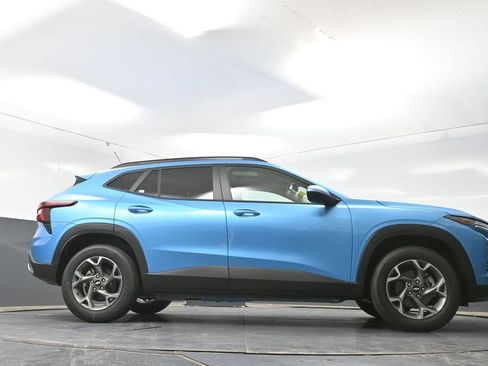 New 2026 Chevrolet Trax LT w/ Sunroof Package FWD image 44