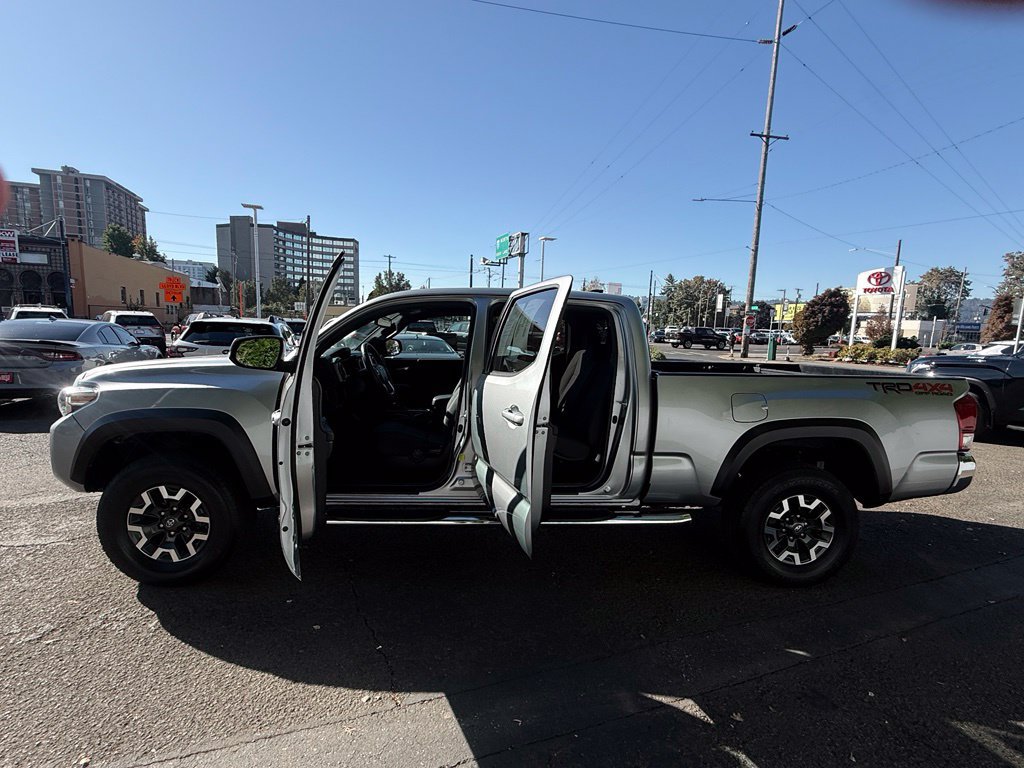 Used 2017 Toyota Tacoma TRD Off-Road w/ Tow Package AWD/4WD image 16