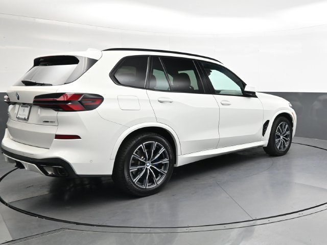 Used 2024 BMW X5 xDrive40i w/ M Sport Package AWD/4WD image 4