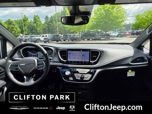 Used 2026 Chrysler Pacifica Select FWD image 19