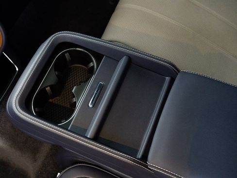 Certified 2025 Bentley Bentayga image 27