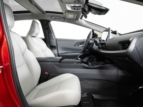 Used 2025 Toyota Prius XLE image 27