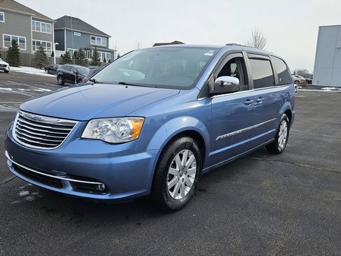 Used 2011 Chrysler Town & Country Touring-L w/ Driver Convenience Group image 8