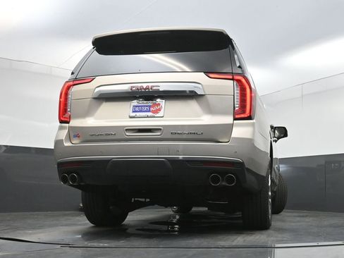 Used 2021 GMC Yukon Denali w/ Denali Premium Package RWD image 32