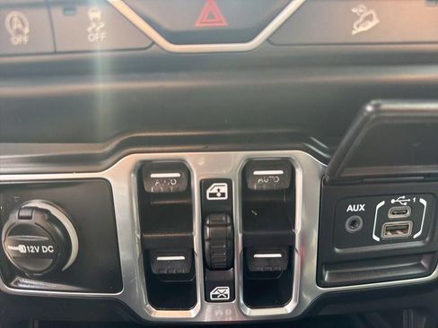Used 2018 Jeep Wrangler Unlimited Sahara AWD/4WD image 33