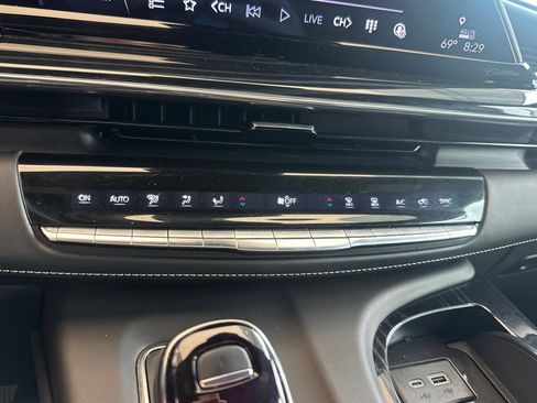 Certified 2024 Cadillac Escalade ESV V w/ LPO, ONYX Package AWD/4WD image 25