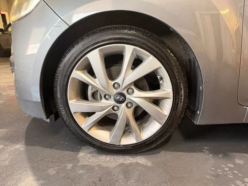 Used 2017 Hyundai Veloster FWD image 31