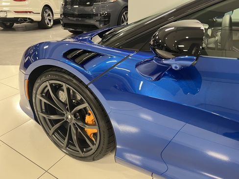 Used 2024 McLaren Artura image 11
