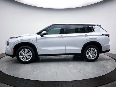 New 2025 Mitsubishi Outlander ES image 4