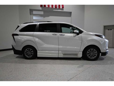 Used 2023 Toyota Sienna XLE w/ XLE Plus Package AWD/4WD image 5
