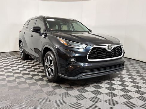 Used 2021 Toyota Highlander XLE FWD image 18