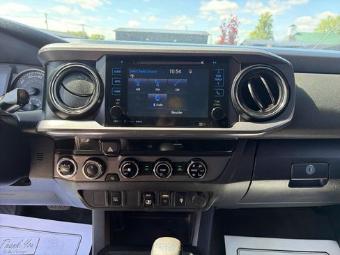 Used 2018 Toyota Tacoma TRD Sport AWD/4WD image 11