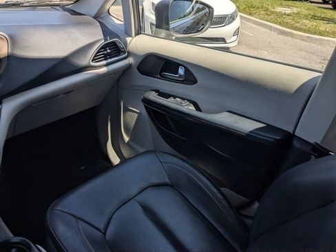 Used 2019 Chrysler Pacifica Touring-L FWD image 20
