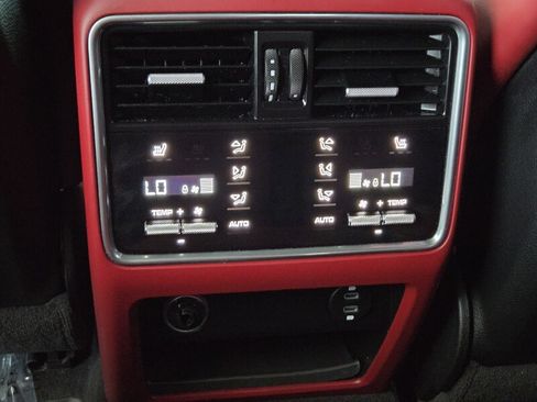 Used 2022 Porsche Cayenne Turbo AWD/4WD image 15