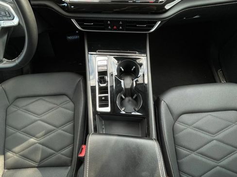 Used 2025 Volkswagen Atlas SE FWD image 19