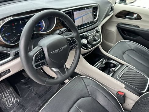 Used 2023 Chrysler Pacifica Limited FWD image 18