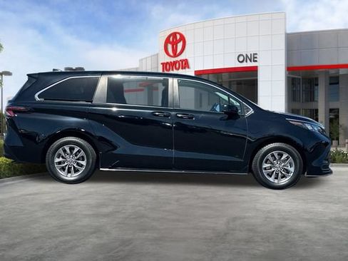 Certified 2024 Toyota Sienna LE AWD/4WD image 3