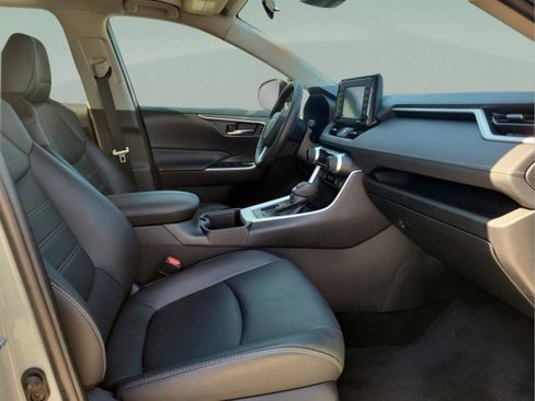 Used 2022 Toyota RAV4 XLE Premium image 20