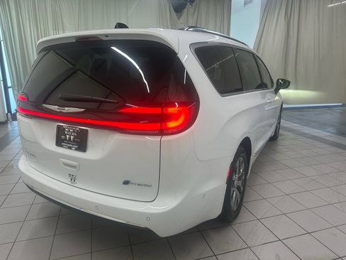 Used 2025 Chrysler Pacifica Pinnacle FWD image 5