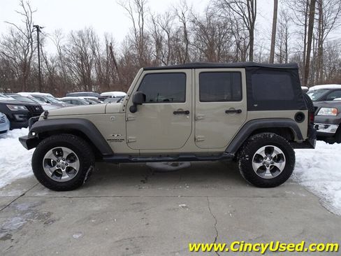 Used 2017 Jeep Wrangler Unlimited Sahara w/ Connectivity Group AWD/4WD image 8