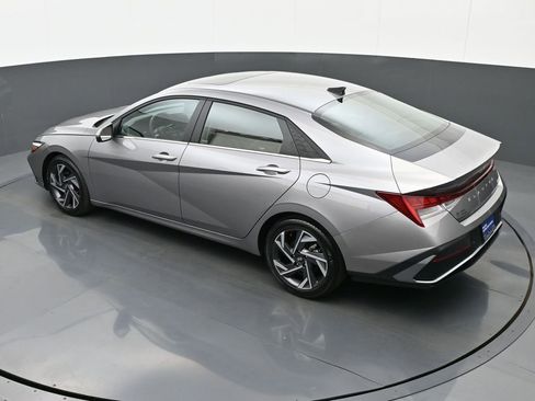 Certified 2024 Hyundai Elantra Limited FWD image 38