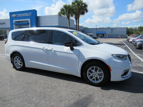 Used 2025 Chrysler Pacifica Select FWD image 5