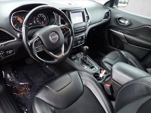 Used 2019 Jeep Cherokee Latitude Plus w/ Cold Weather Group AWD/4WD image 10