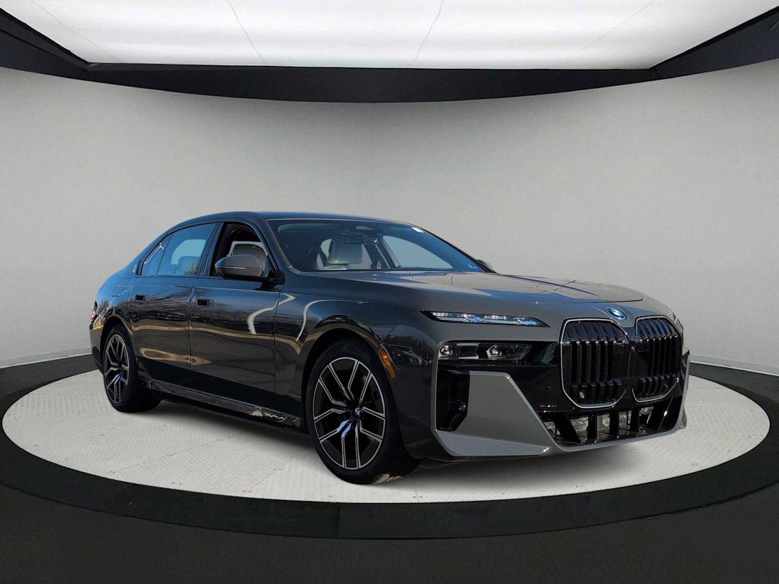 Used 2026 BMW 750e xDrive AWD/4WD image 2
