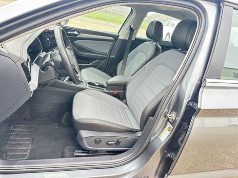 Used 2025 Volkswagen Jetta SE image 36