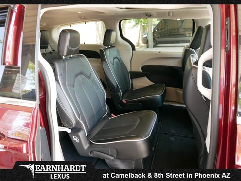 Used 2023 Chrysler Pacifica Limited FWD image 3