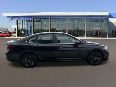 Used 2023 Volkswagen Jetta SE FWD image 5