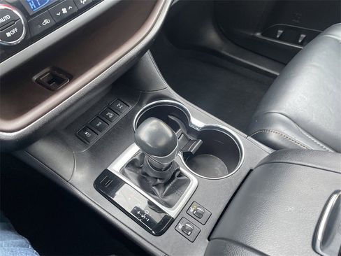 Used 2018 Toyota Highlander SE image 20